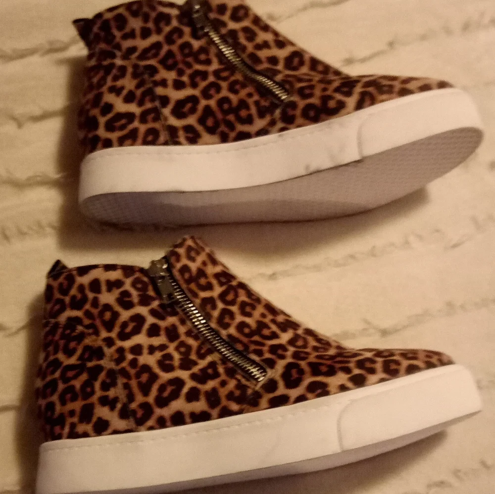 Soda wedgie sneaker size 7.5. (05) - Picture 7 of 11